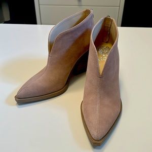 Light tanned heeled booties.
